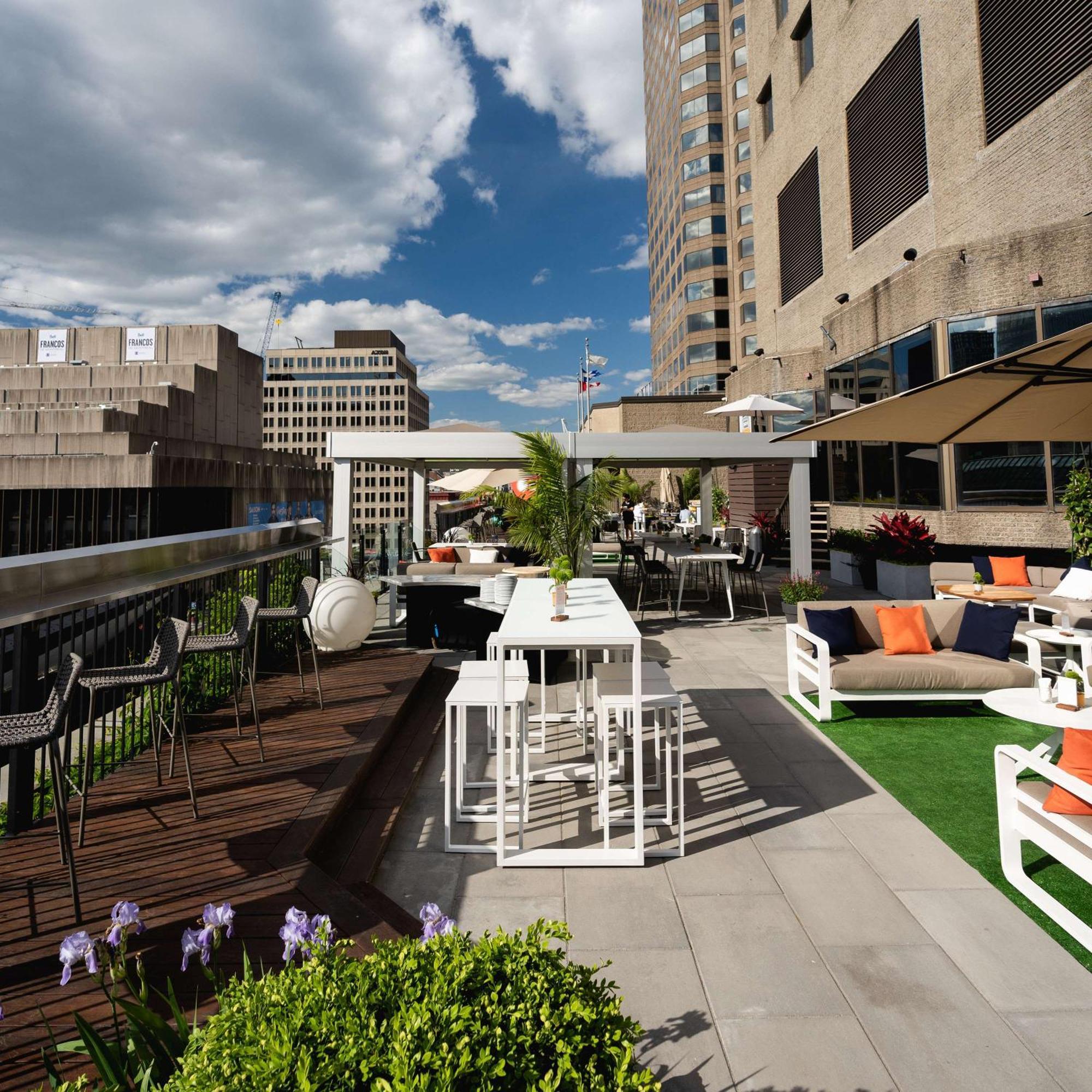 Doubletree By Hilton Montreal Hotel Exterior photo